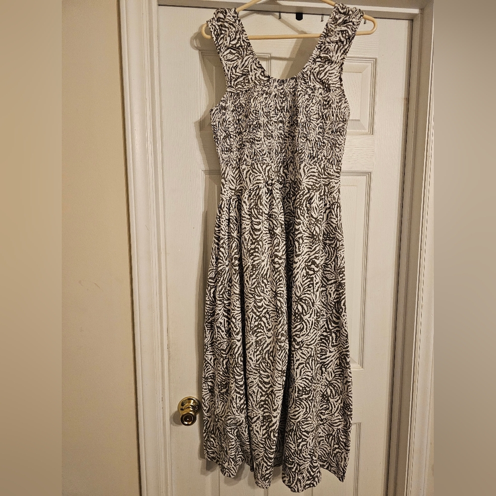 NWT Gray and White  Dress. Size:M.